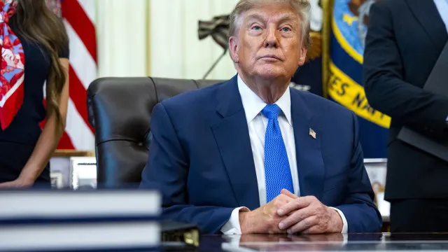 
                    Trump ameaça bombardear Omã se 