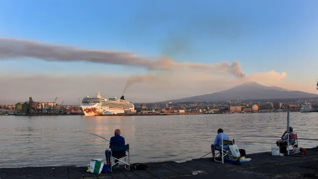Encerrado aeroporto italiano da Catânia devido à erupção do monte Etna