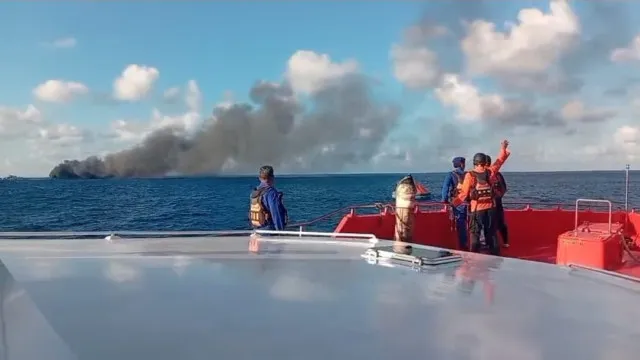 
                    Mais de 110 passageiros resgatados após incêndio em barco na Indonésia
                
