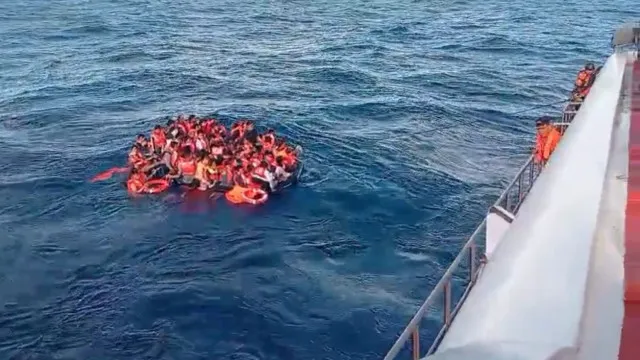 Mais de 200 passageiros salvos apÃ³s incÃªndio em barco na IndonÃ©sia