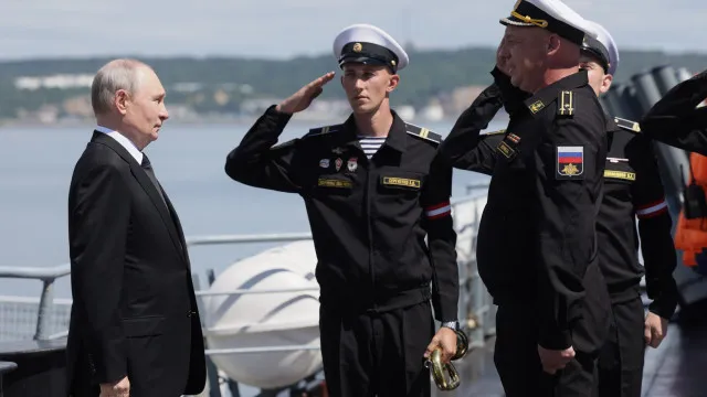 
                    Visita de líder da Rússia a ilhas disputadas provoca protesto do Japão
                