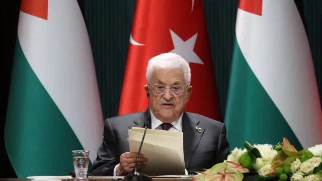 
                    Abbas pede que Ocidente passe das palavras à ação contra colonatos de Israel
                