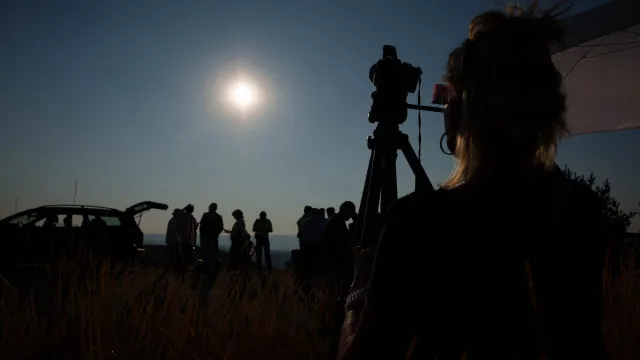 
                    Eclipse total faz o dia virar noite e deslumbra Bragança: 