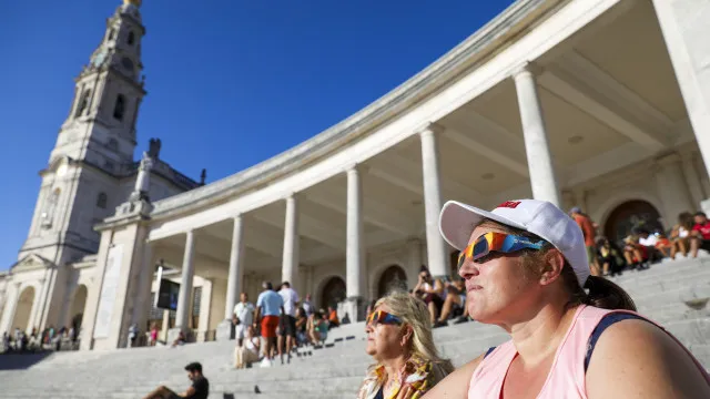 Lua esconde o sol e encanta alguns peregrinos no SantuÃ¡rio de FÃ¡tima