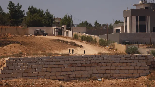 Colonos israelitas cercam famÃlias palestinianas pelo 4.Âº dia consecutivo