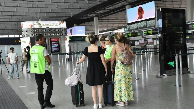 Aeroporto italiano reabre apÃ³s reduÃ§Ã£o do nÃvel de alerta do vulcÃ£o Etna
