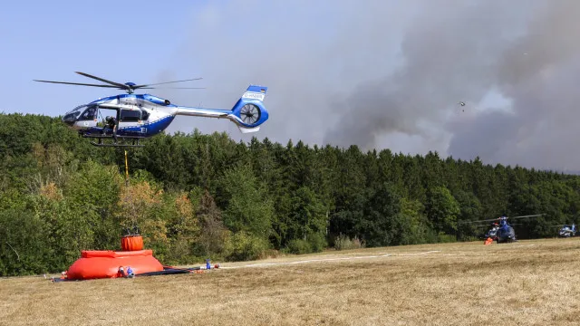 
                    Cerca de 1.800 pessoas retiradas de localidade alemã devido a incêndio
                