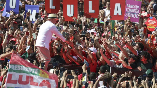 
                    Lula abre campanha e recupera símbolos de 50 anos de vida pública
                
