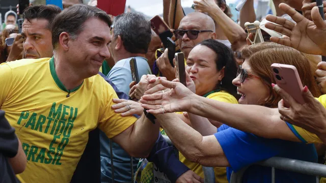 
                    Bolsonaro abre campanha no Brasil com ataques a Lula e citações do pai
                