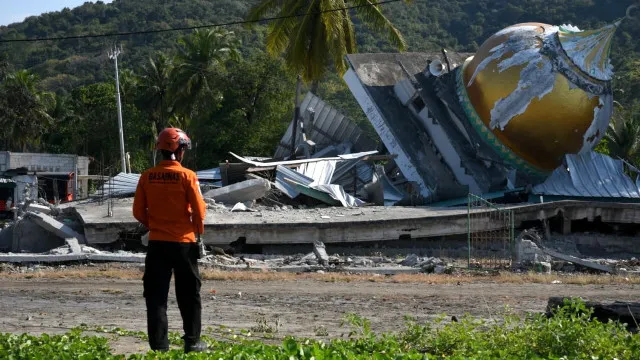 
                    Indonésia eleva para 68 mortos e 213 balanço do sismo de sábado
                
