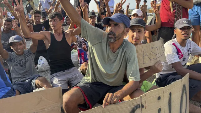 
                    Mais de 100 migrantes em Ceuta em greve de fome na praia do Trampolín
                