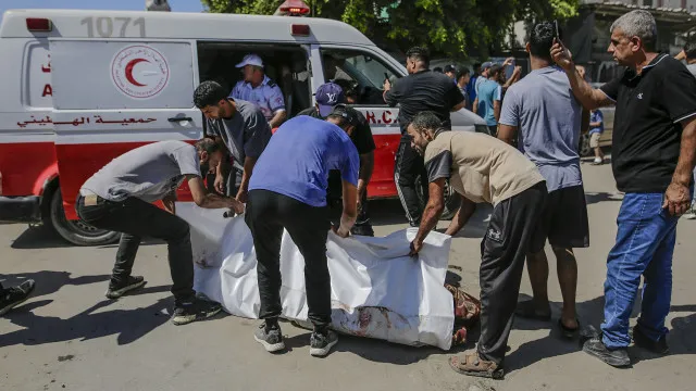 
                    Ataque israelita a esquadra em Gaza mata nove, incluindo criança
                
