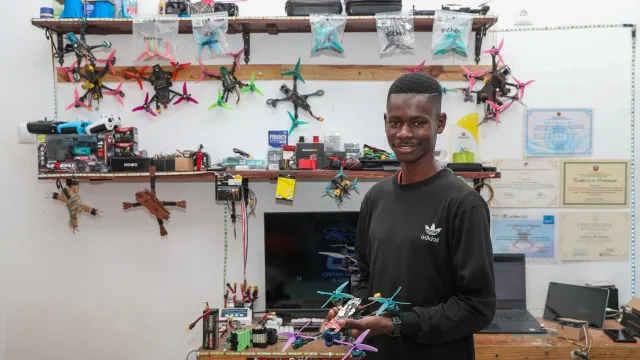 
                    Jovem moçambicano prepara drone para entregar medicamentos até 200 km
                