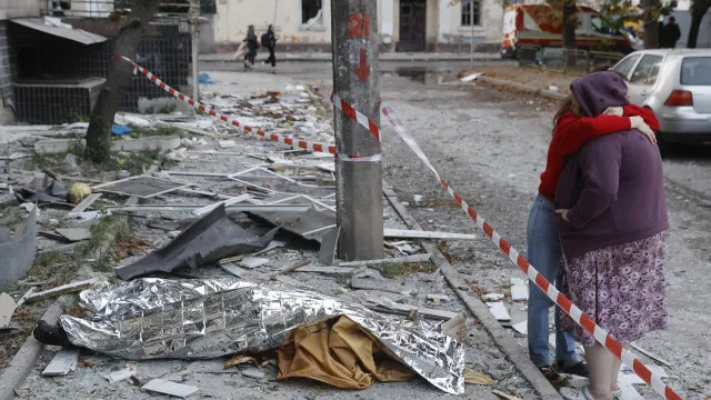
                    Sobe para 14 número de mortos em ataque contra terra natal de Zelensky
                