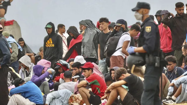 
                    Migrantes voltam a ocupar praia de Ceuta após trabalhos de limpeza
                