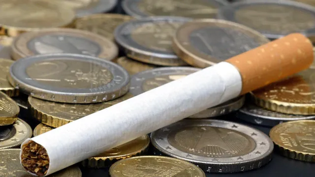 
                    Selo do maço de tabaco fica mais caro 2,2% em 2027 e vai ser verde
                
