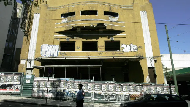 
                    Antigo Cinema Paris em Lisboa demolido para construir prédio com 19 fogos
                