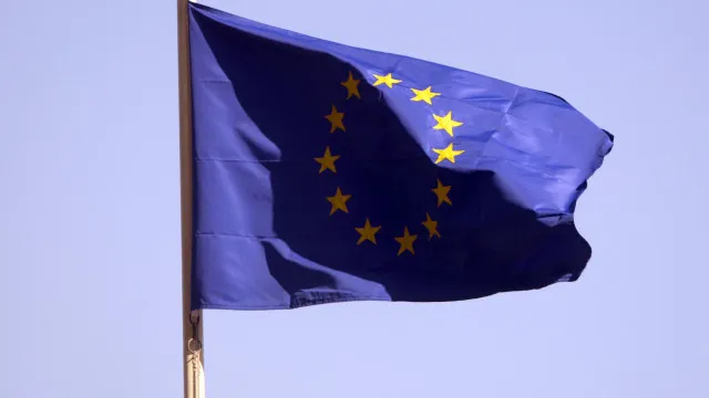 
                    Confiança dos consumidores da UE em abril no nível mais baixo em três anos
                