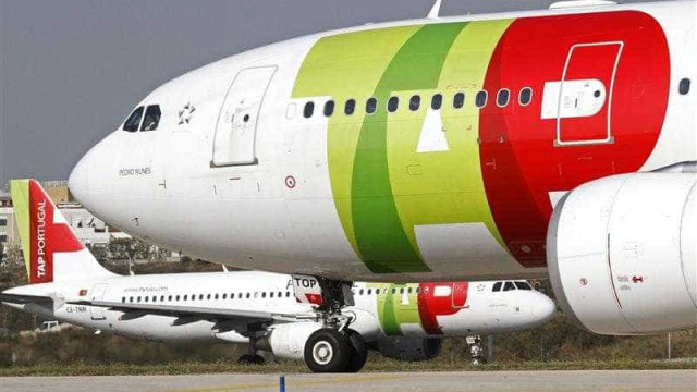 Nove tripulantes hospitalizados após inalação de gás em avião desviado