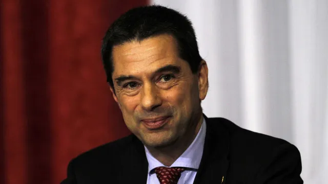
                    Política acima da Economia e das Finanças: 