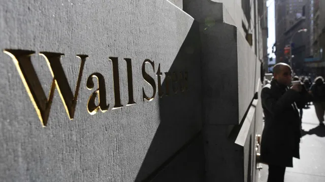 
                    Wall Street fecha em alta esperançada na reabertura do Estreito de Ormuz
                