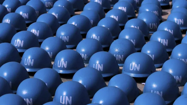 
                    Soldado sérvio da ONU morto no sul do Líbano após queda de morteiros
                