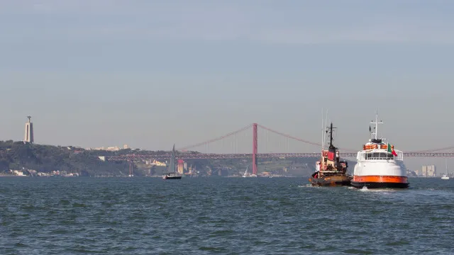 Transporte fluvial de veículos interrompido na Trafaria-Porto Brandão