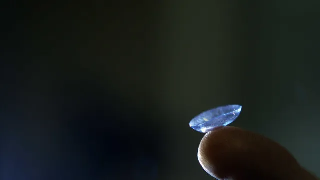 Mulher com cÃ³rnea "comida" por parasita. Lavou cara mas nÃ£o tirou lentes