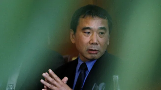 
                    Murakami revela ter perdido 17 kg por doença enquanto escrevia novo livro
                