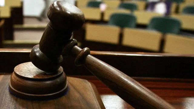 Jovem que matou mÃ£e em AlgÃ©s internado em centro educativo por 3 meses