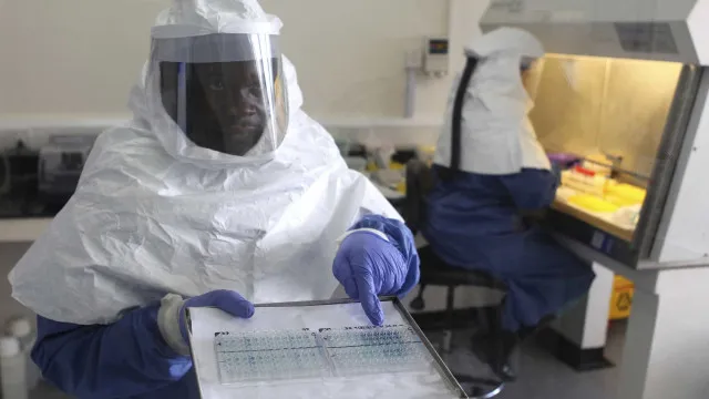 
                    CE mobiliza 2,1 milhões em testes para combater ébola na RDCongo
                