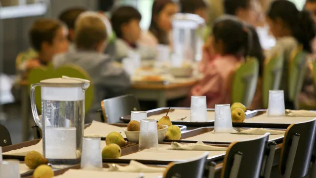 
                    Criança ficou sem almoço na escola por dívida. Pai foi avisado às 11h30
                