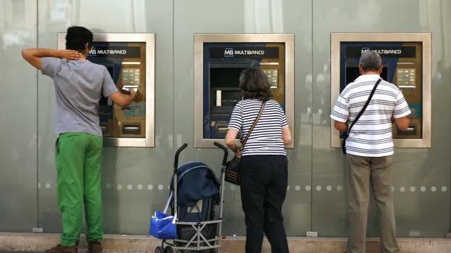Governo prometeu rever impostos Ã  banca hÃ¡ 10 meses. Nada se sabe
