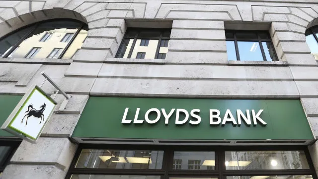
                    Lucro do Lloyds sobe 46% até setembro para 5,753 milhões
                