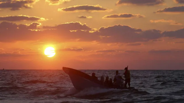 
                    Um morto e 25 desaparecidos em naufrágio de barco na Grécia
                