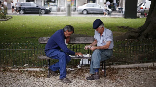 
                    População idosa em Portugal cresce cinco vezes mais depressa que a ativa
                