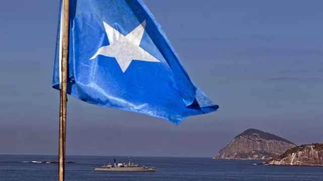 Navio de carga sequestrado ao largo da costa da Somália