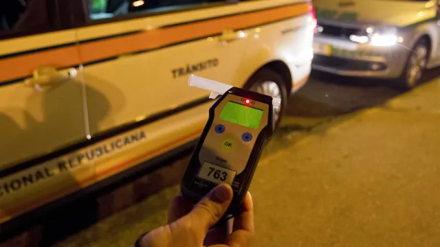 Apanhado a conduzir alcoolizado ameaÃ§a polÃcias em Campo de Ourique