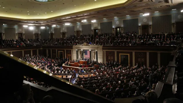 
                    Congresso dos EUA deve votar limitações aos poderes de guerra de Trump
                