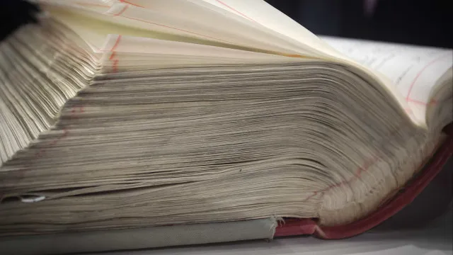 
                    Constituição de 1976 raramente sai da AR (capa é hidratada 2 vezes/ano)
                