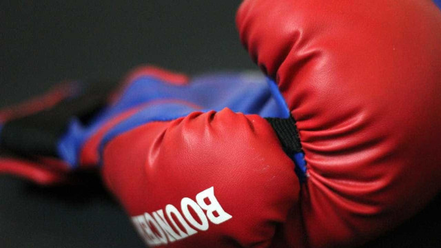 15 segundos. Filho de Rod Stewart sofre K.O na estreia oficial no boxe