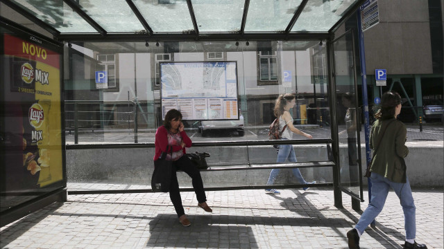 Grupo de cidadãos exige reposição de bancos das paragens de autocarro