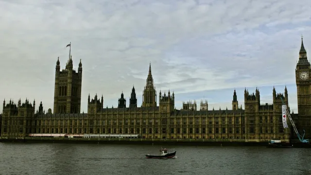 Apanhada a vaguear pelo parlamento inglês às 2h. Seguranças dormiam