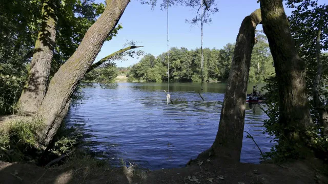 
                    Braga. Casal fica preso em pedra em praia fluvial após subida da água
                