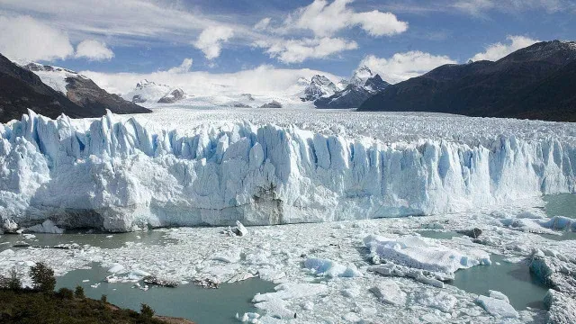 
                    Glaciares suíços perdem mais de 5% do gelo devido às ondas de calor
                