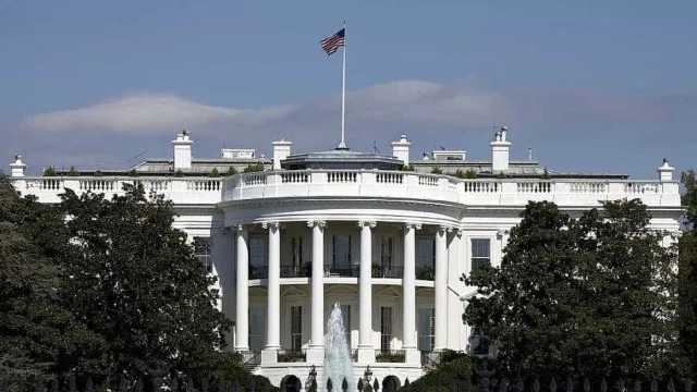 Disparos perto da Casa Branca enquanto Trump discursava. Homem baleado