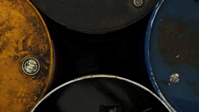 
                    Brent negoceia abaixo dos 100 dólares após cair quase 4%
                
