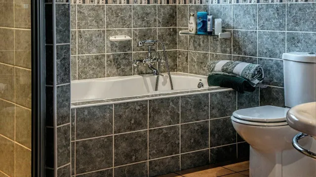 Mulher de 82 anos sobreviveu 9 dias presa na casa de banho após queda