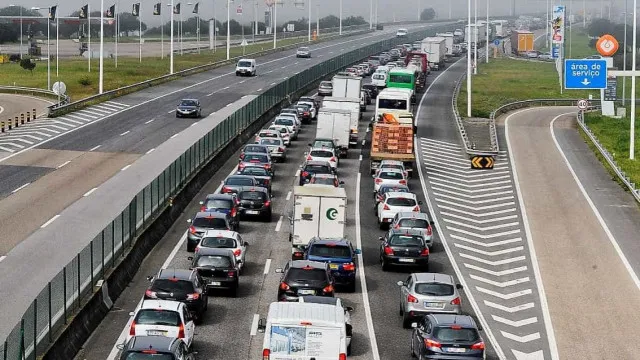 
                    Colisão com cinco carros corta Ponte Vasco da Gama no sentido Norte-Sul
                