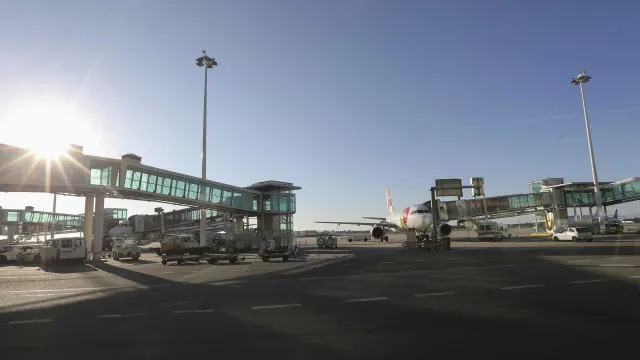 Quatro pessoas assistidas no aeroporto do Porto após problema em avião
